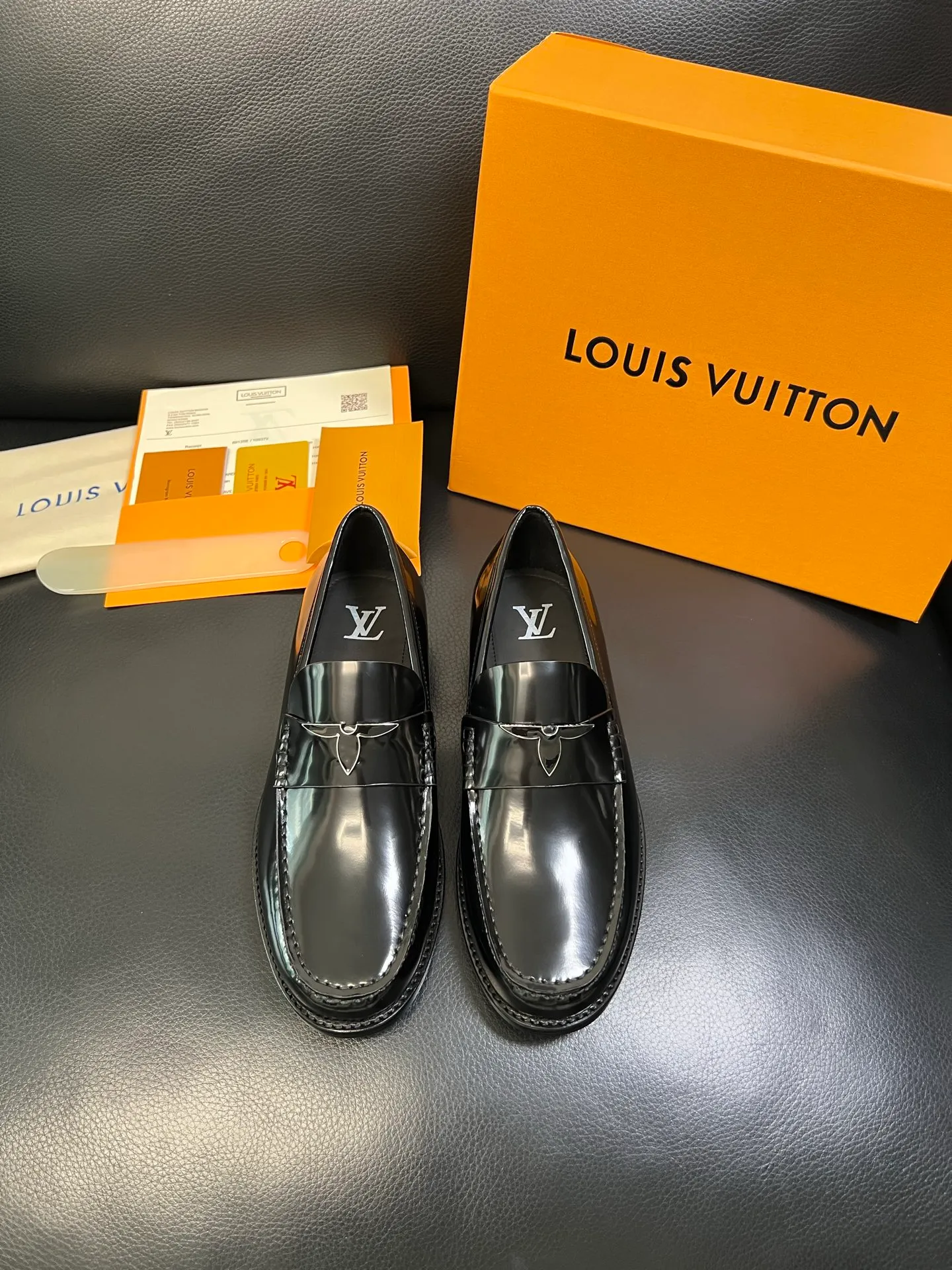 Men's shoes 💰920 Lv high quality top crafts Louis Vuitton leather shoes counter synchronized with original factory configuration, uppers imported from Italy, imported water-dyed cowhide lining, soles: original genuine leather soles specially provided by the original factory, original factory and single goods, welcome to compare, code number 39-44 (customized 38 45 46)